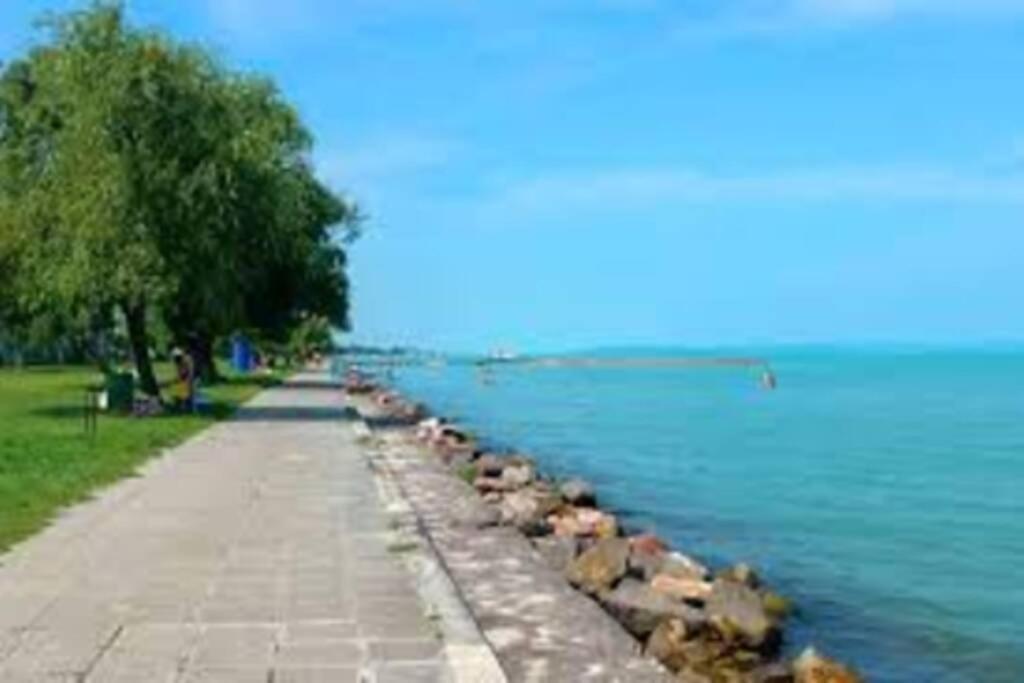 Апартаменты Lido Di Siofok - Aranypart - Minden 1 Percre! Экстерьер фото